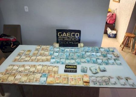 Gaeco recolhe pilhas de dinheiro vivo em ofensiva contra corrupção em 4 cidades, entre elas Caarapó