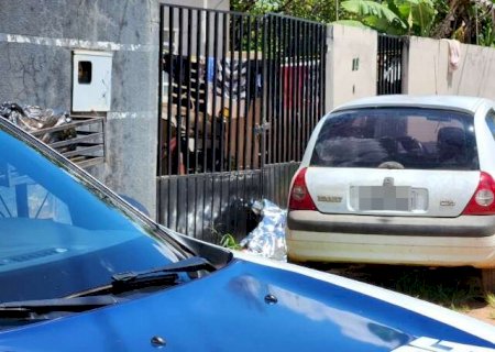 Jovem &eacute; assassinado na porta de casa por atiradores em carro