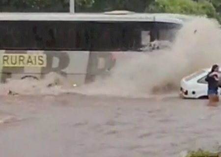 Chuva forte provoca enxurrada, deixa pessoas ilhadas e causa alagamentos em Caarapó