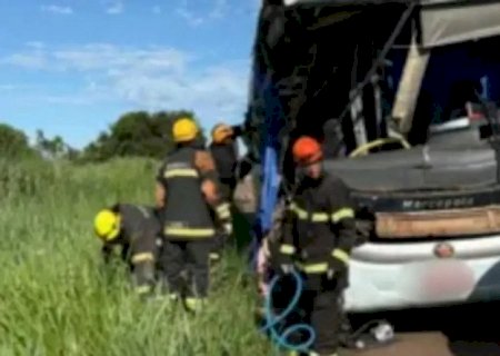 Carreta que provocou acidente com mortes na BR-267 estava sem sinalização, aponta polícia