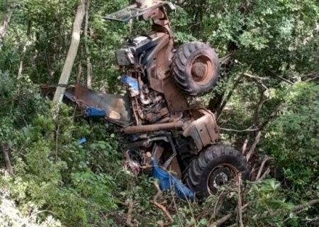 Operador de trator cai em ribanceira, fica preso em ve&iacute;culo e morre