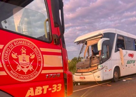 Duas mulheres morrem em colisão entre ônibus e carreta em MS