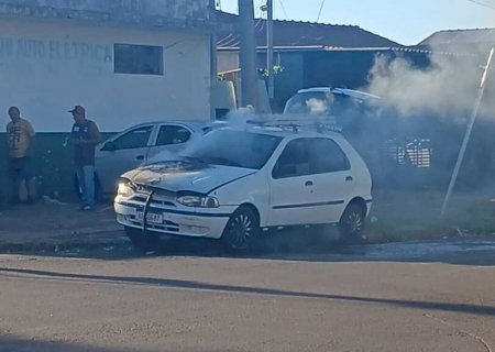 Veículo é destruído por incêndio na região central de Dourados; veja vídeo