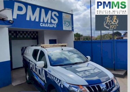 Mulher é conduzida pela PM após descumprir medida protetiva contra a própria mãe em Caarapó