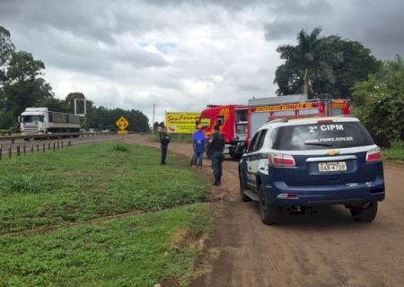 Equipes de resgate socorrem homem em situação de risco na BR-163, em Caarapó