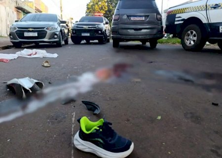 Mãe e filho de 6 anos morrem após moto ser atingida por caminhão