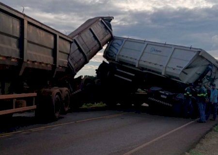 Batida entre caminhões interdita trecho da MS-276 entre Dourados e Deodápolis