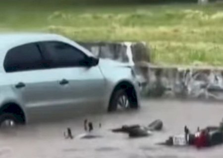 Temporal transforma ruas em rios na fronteira entre Ponta Porã e Pedro Juan