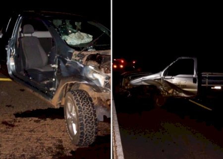 Colis&atilde;o entre tr&ecirc;s ve&iacute;culos deixa dois feridos na BR-060>