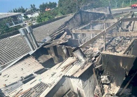 Avião de pequeno porte cai em Capão da Canoa sobre restaurante