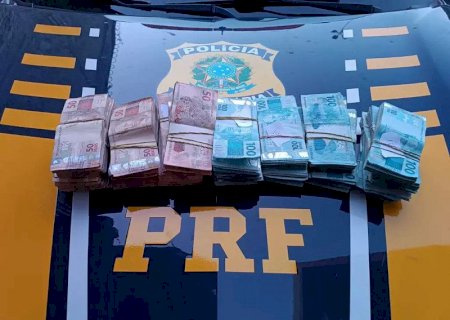 PRF apreende 84 kg de cocaína e R$ 195 mil escondidos em caminhão na BR-262