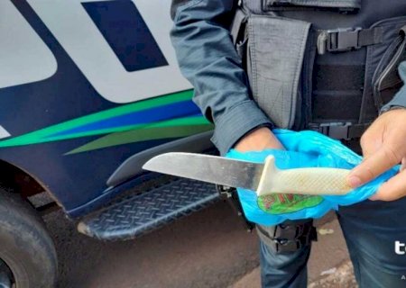 Patrão é esfaqueado com faca de açougue após descontar dívida do salário de funcionário