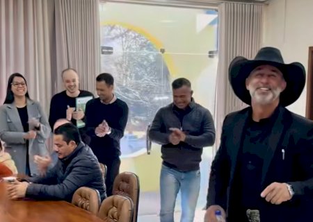 MPE quer multa para prefeito que recebeu e pagou salário irregular a vice e secretários&nbsp;>