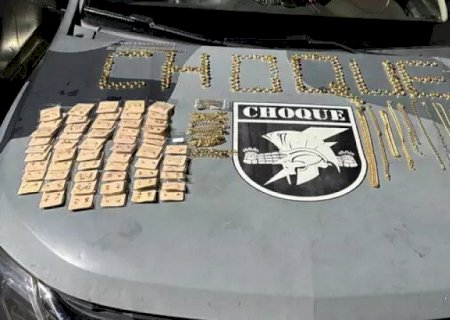 Semijoias furtadas são encontradas enterradas e dupla acaba presa em Campo Grande>