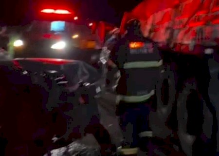 Passageiro fica preso às ferragens após carro bater em carreta parada na MS-276>