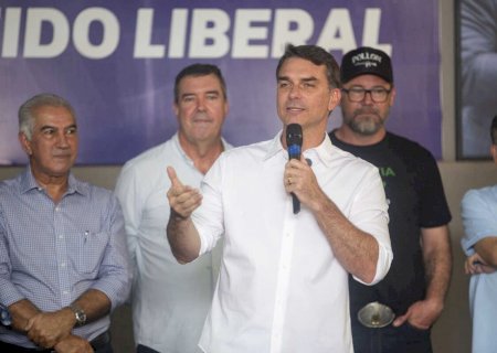 Em MS, Flávio Bolsonaro rechaça comparação com pai e diz que vai construir 'pontes com equilíbrio'