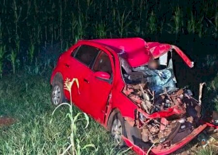 Motorista morre e dois ficam feridos em acidente entre carro e carreta