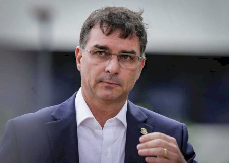 Flávio visita Bolsonaro e escuta do pai: 'segue firme, filho'>