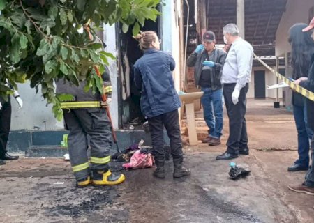 Morador de rua morre carbonizado em banheiro de bar em Dourados; mulher teria causado incêndio