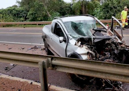 Colis&atilde;o frontal entre camionetes mata jovem na BR-163