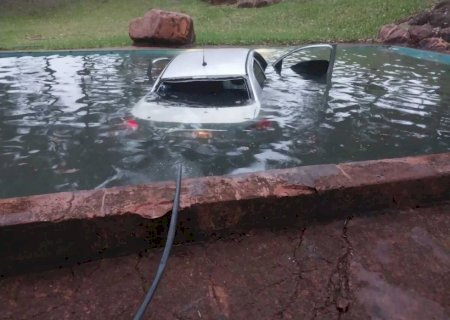 Perseguição policial cruza a fronteira e termina com carro em piscina e passageira morta>