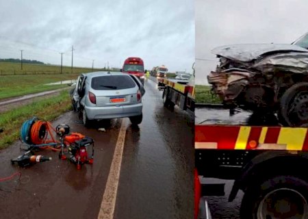 Motoristas se envolvem em acidente e ficam presos às ferragens na BR-163