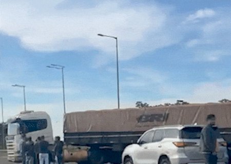 Revoltado com ped&aacute;gio e obras na pista, motorista para BR-163 em protesto>