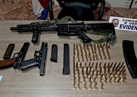 Pecuarista brasileiro é preso com fuzil, pistolas e 138 munições na fronteira com o MS