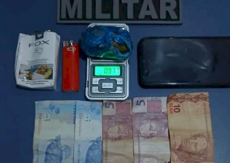 Jovem é detido por porte de droga durante abordagem policial em Caarapó>