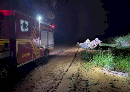 Homem morre e dois ficam feridos ap&oacute;s capotamento na rodovia