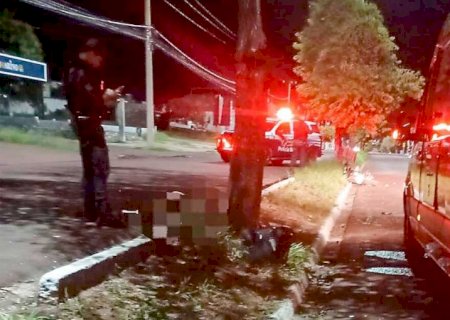 Motociclista bate em canteiro central e morre em Corumbá
