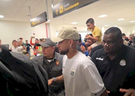 Com coro de &ldquo;Neymar na Sele&ccedil;&atilde;o&rdquo;, multid&atilde;o recebe o Santos na fronteira>
