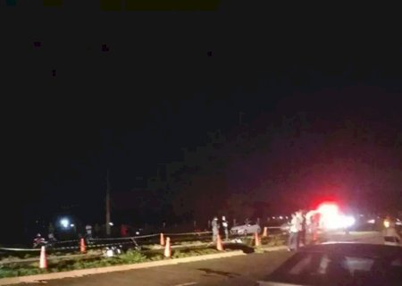 Jovem perde controle de moto, cai em avenida e morre
