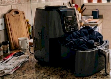 Mulher surta, invade casa do ex, agride casal e coloca casaco para queimar em air fryer>