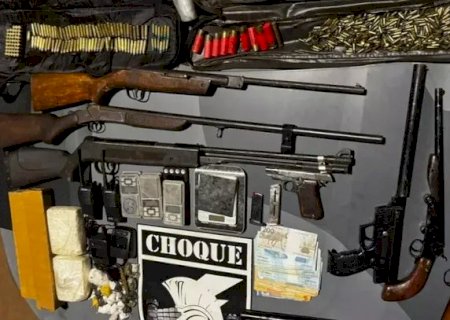 Homem é preso com arsenal de armas, 460 munições e drogas em sítio no MS