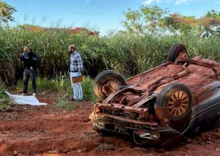 Passageiro morre após ser arremessado de carro durante capotamento