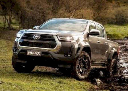 Aos 14 anos, menina dirigia Hilux todo dia &agrave; escola, at&eacute; ser parada pela pol&iacute;cia>