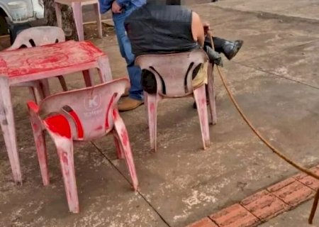 Homem é amarrado em cadeira após sair de lanchonete sem pagar pastéis em Maracaju>