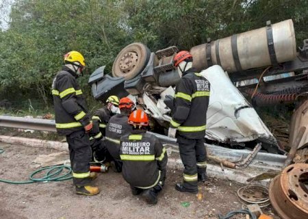 Motorista morre preso &agrave;s ferragens ap&oacute;s carreta tombar em rotat&oacute;ria>