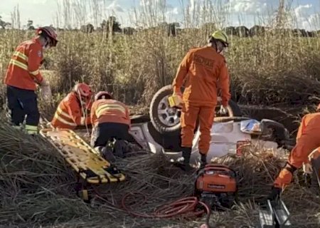 Caminhonete capota e deixa mulher presa às ferragens na Rodovia MS-223