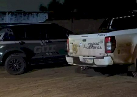 Homem é assassinado a facadas e corpo deixado em terreno>