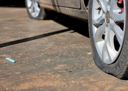 Pego no pulo! Mulher flagra conversa de marido com outra e fura pneus do carro com faca>