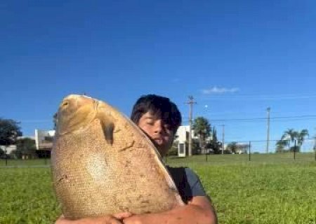 Adolescente fisga tambacu gigante dentro de condom&iacute;nio>