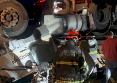 Motorista morre e 3 ficam feridos ap&oacute;s carreta de cerveja capotar na MS-377>