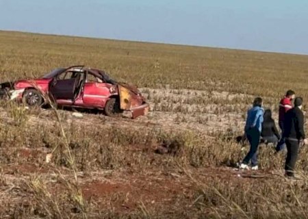 Mulher morre ao ser arremessada de carro durante capotamento na MS-386