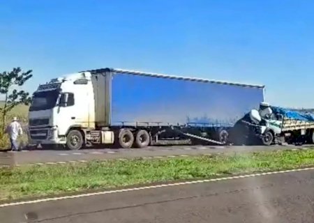 Acidente entre carretas deixa um morto e dois feridos na BR-163>