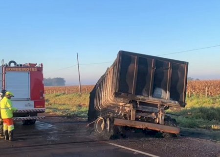 Incêndio destrói carreta na BR-163 entre Caarapó e Juti