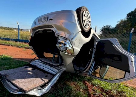 Motorista perde controle da direção e capota Ford Ka na MS-134>
