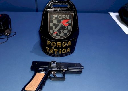 Homem é detido com simulacro de arma após denúncias de direção perigosa em Caarapó>