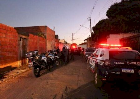 Adolescente de 16 anos &eacute; executado com 12 tiros dentro de casa>